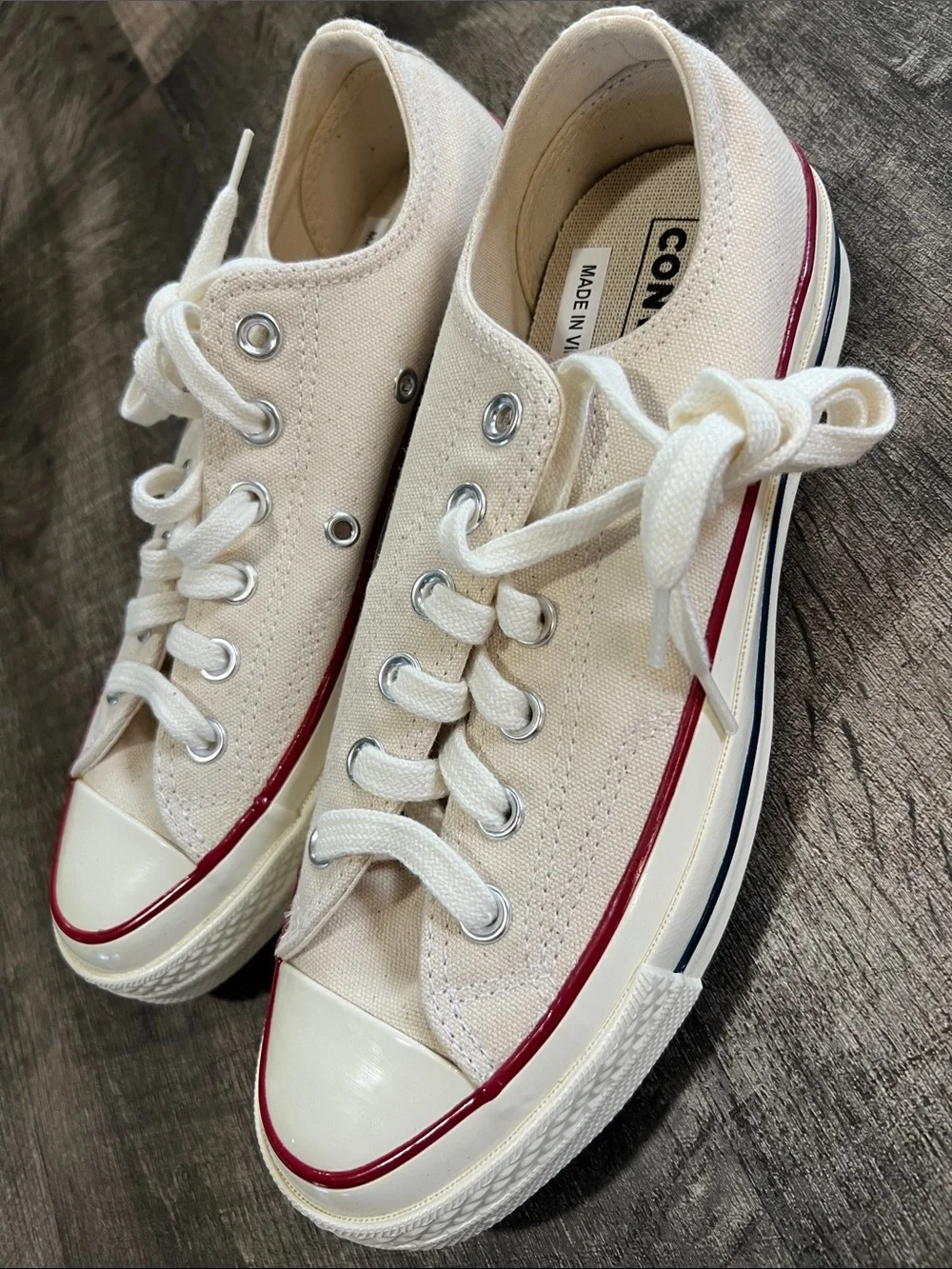 Brand new Converse Low-Top Sneakers with Red trim Size 7 women’s Size 5 mens - Picture 3 of 7
